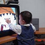 ちびまるこを見るユウタ