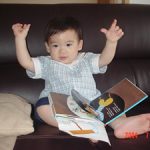 ソファで読書