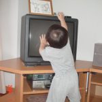 TVの上に手が届く!!