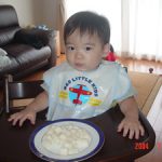 パンを食べる