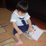 新しい絵本に真剣