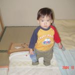 小さなカバンを持って