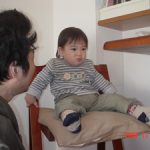 おやつをほおばる