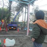 高所作業車を見つめる