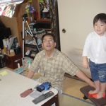 紙飛行機を飛ばして